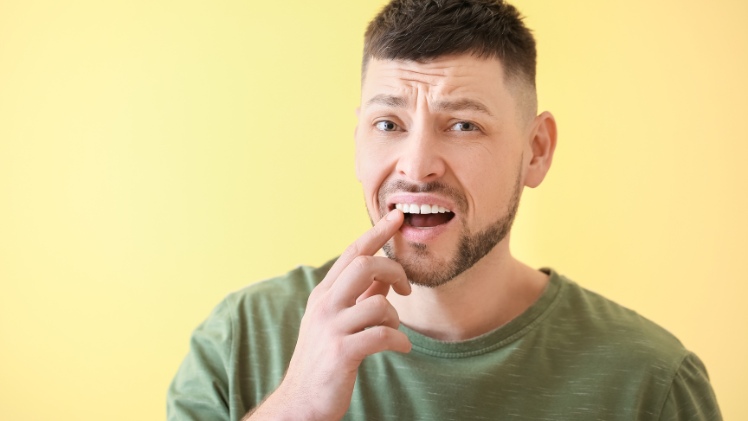 Un homme qui a des problèmes avec sa contention fixe