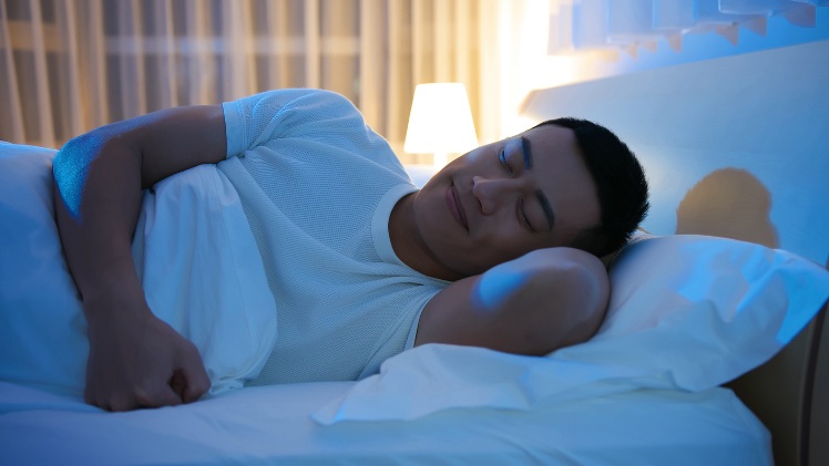 Un homme qui dort bien grâce à sa gouttière dentaire nocturne