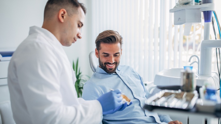Un patient qui apprend la réflexologie dentaire