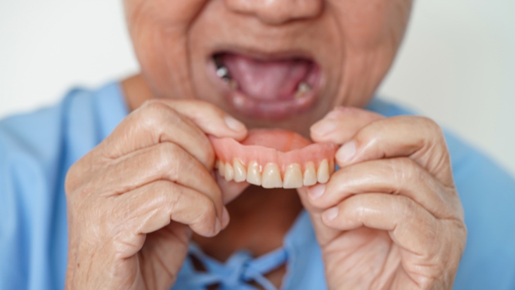 Un senior qui teste sa nouvelle prothèse dentaire