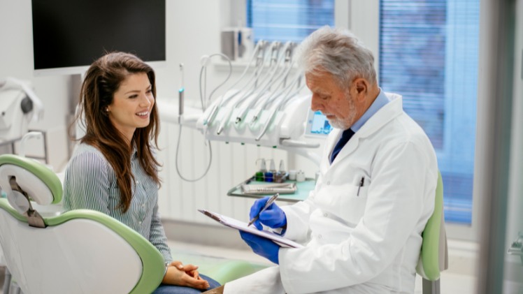 Une femme qui consulte un dentiste pour une gingivite
