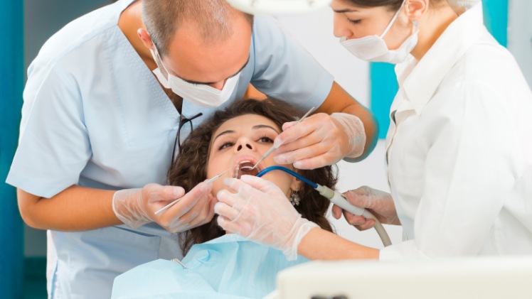 Une femme qui soigne ses dents pour éviter les problèmes d'estomac