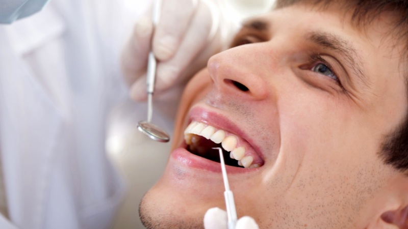 Un détartrage dentaire chez le dentiste