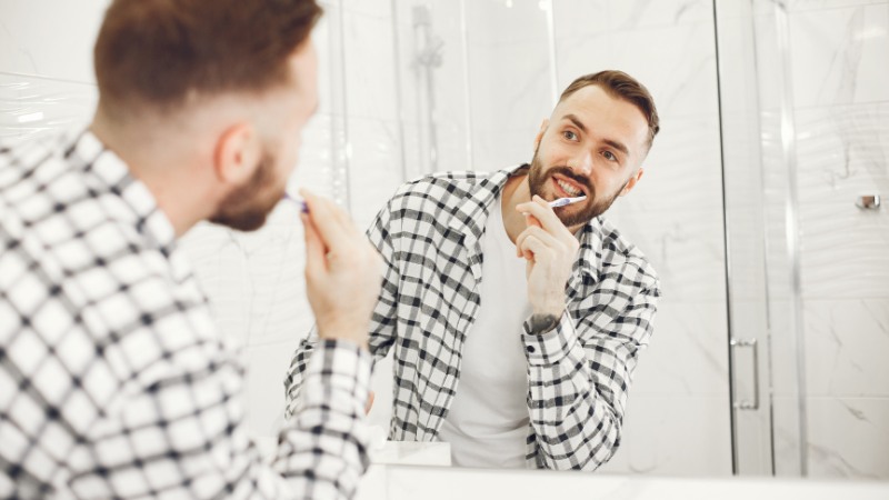Un homme qui se brosse les dents