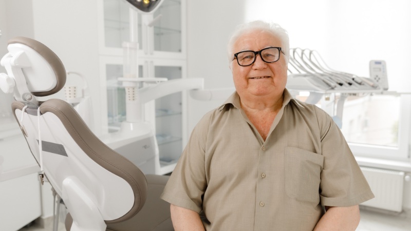 Un homme qui va chez le dentiste pour un entretien dentaire
