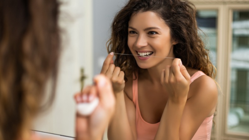 Une femme qui se soucie de son hygiène dentaire