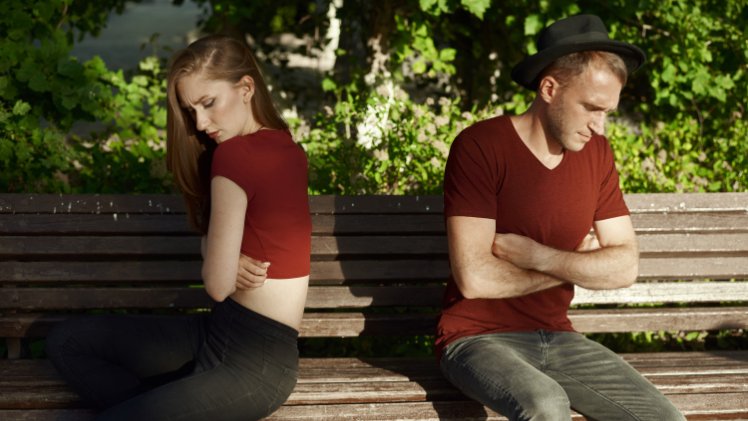 Deux personnes mal à l'aise à cause de leurs dents non alignées