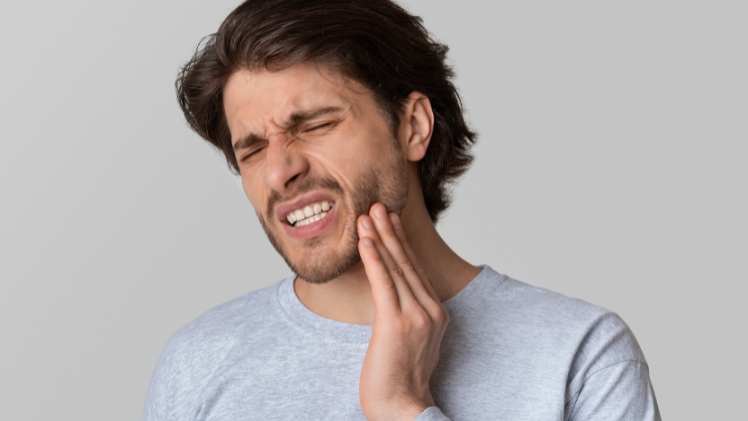 Un homme avec des problèmes fonctionnels aux dents