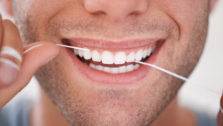 Un homme avec une bonne hygiène bucco-dentaire