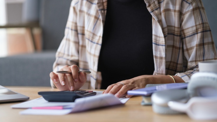 Un patient qui calcule le remboursement d'alignement dentaire de sa mutuelle