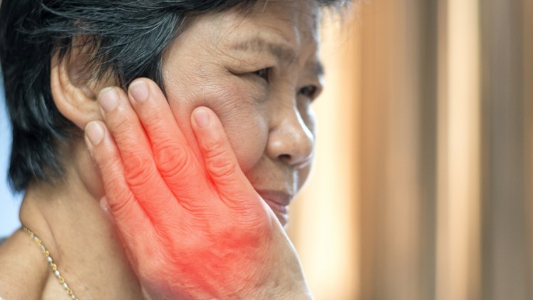 Une femme âgée qui a des problèmes fonctionnels de dents