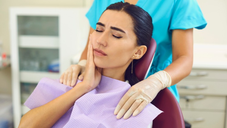 Une femme avec des dents mal alignées