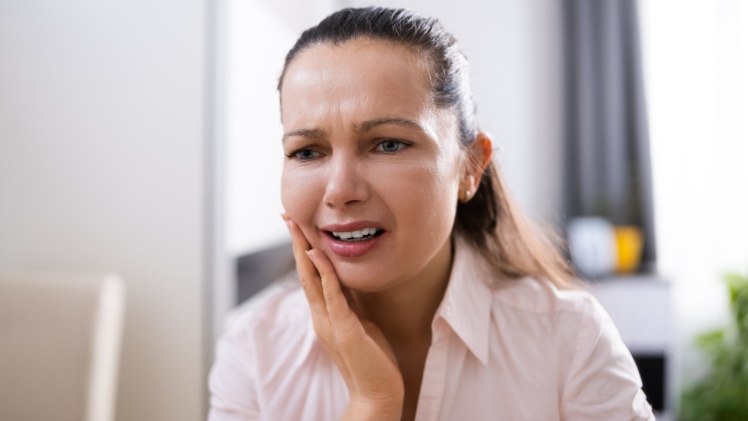 Une femme souffant d'un mal de dents