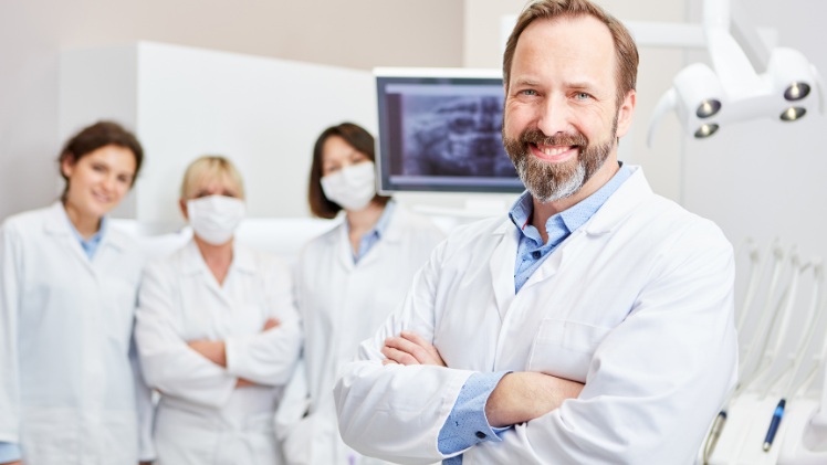L'équipe d'une clinique dentaire spécialiste en All-on-6