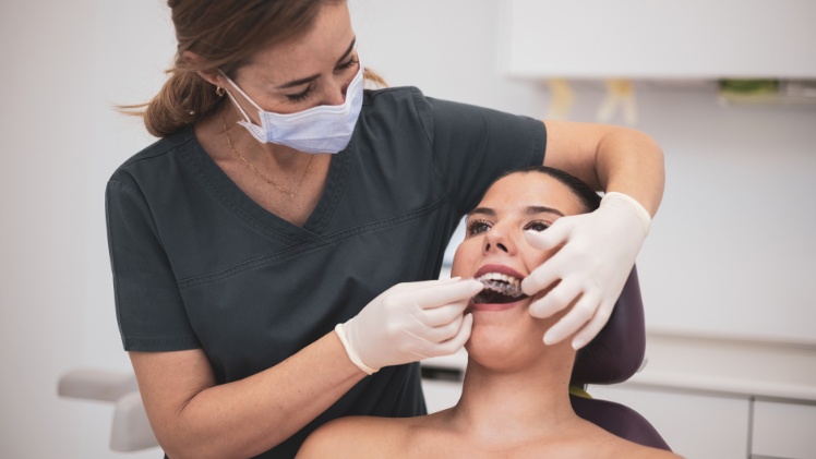 Une adulte qui fait contrôler sa gouttière dentaire chez le chez l’orthodontiste