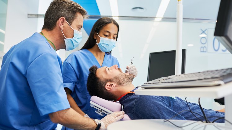 Un diagnostic pour déterminer le prix d'un appareil dentaire transparent