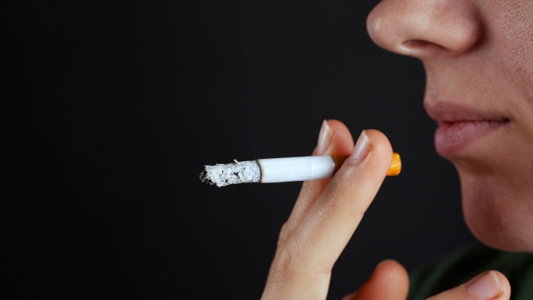 Une fumeuse avec une gouttière invisalign qui jaunit