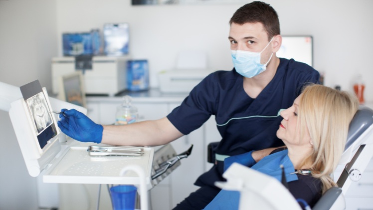 Une patiente qui effectue une visite de contrôle pour son traitement d'orthodontie linguale