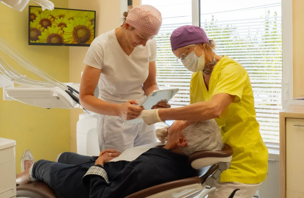 Échange entre la praticienne et un patient sur son parcours de traitement implantaire