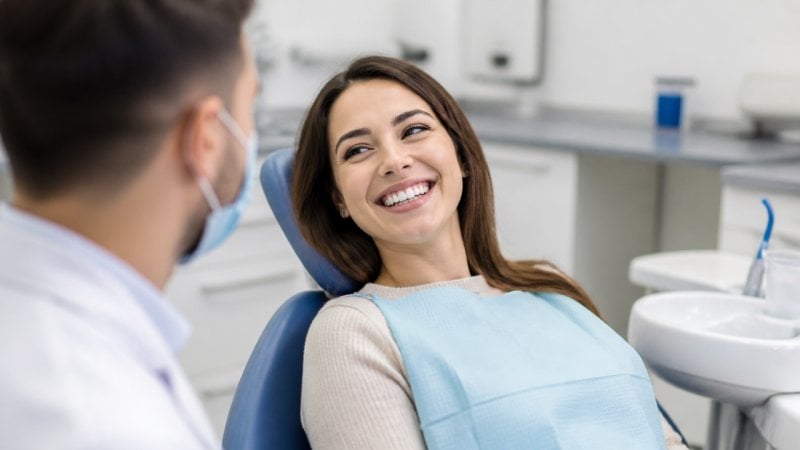Une femme avec un sourire en harmonie avec son visage